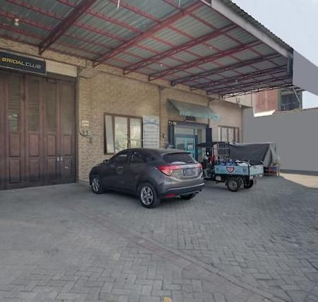 Super Oyo Capital O 3198 Sukomanunggal Inn Surabaya Buitenkant foto