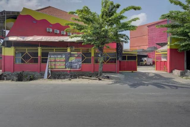 Super Oyo Capital O 3198 Sukomanunggal Inn Surabaya Buitenkant foto