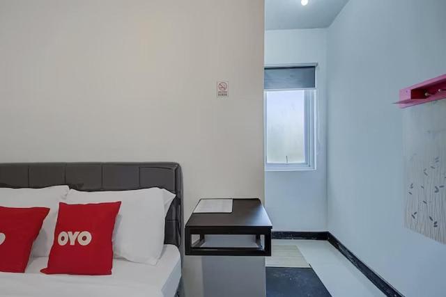 Super Oyo Capital O 3198 Sukomanunggal Inn Surabaya Buitenkant foto