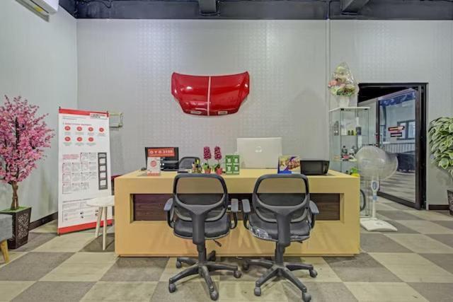 Super Oyo Capital O 3198 Sukomanunggal Inn Surabaya Buitenkant foto