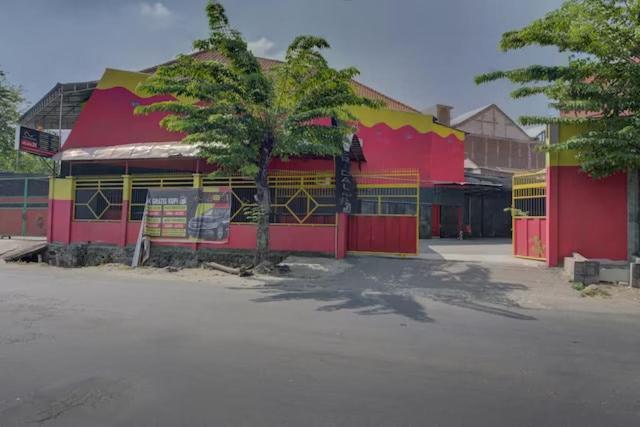 Super Oyo Capital O 3198 Sukomanunggal Inn Surabaya Buitenkant foto