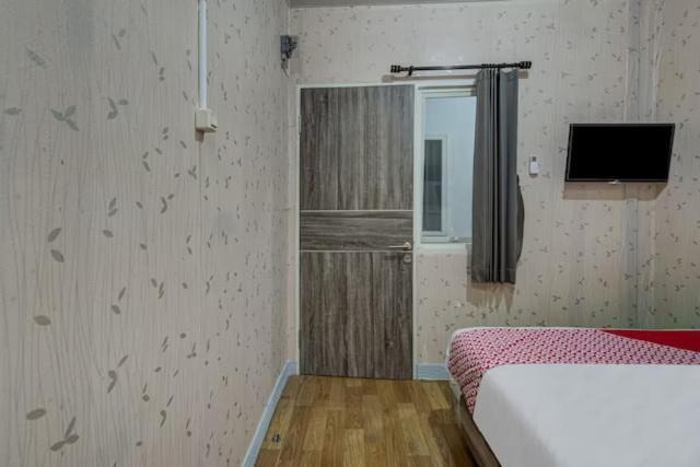 Super Oyo Capital O 3198 Sukomanunggal Inn Surabaya Buitenkant foto