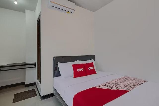 Super Oyo Capital O 3198 Sukomanunggal Inn Surabaya Buitenkant foto