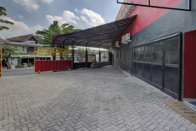 Super Oyo Capital O 3198 Sukomanunggal Inn Surabaya Buitenkant foto