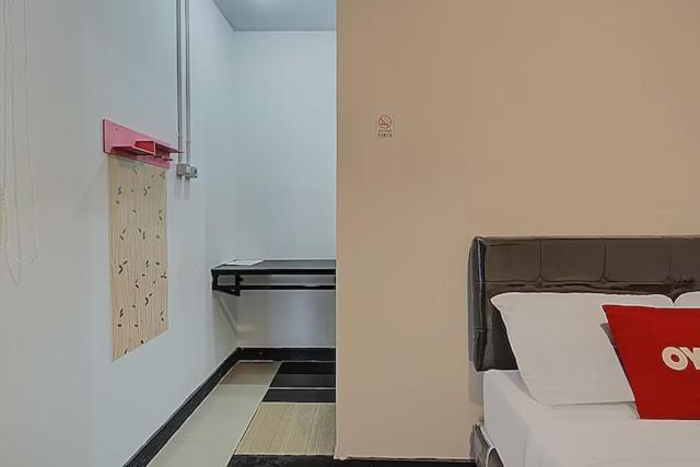 Super Oyo Capital O 3198 Sukomanunggal Inn Surabaya Buitenkant foto