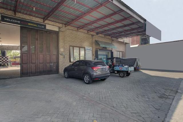 Super Oyo Capital O 3198 Sukomanunggal Inn Surabaya Buitenkant foto